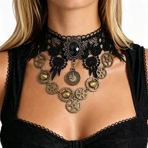 Collier ras de cou en dentelle noire style steampunk avec rouages et pendentif pour femmes.