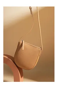 Exquisite Umhängetasche aus echtem Leder mit feiner Textur und elegantem Reißverschluss.