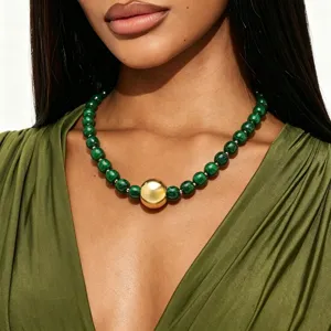 Gruene Harzperlen Kette mit grossem goldenen Kugelmotive Statement Modeschmuck fuer Damen.