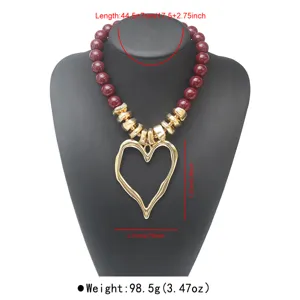Collier statement en perles acryliques avec grand pendentif cœur creux, style doux et cool.