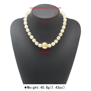 Modische Harz Perlen Halskette mit großer goldener Kugel Anhänger Statement Schmuck für Damen.