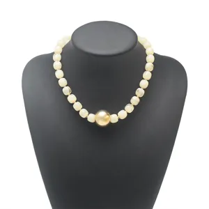 Schicke Harz Perlenkette mit großer goldener Kugel Statement Schmuck Sommer Mode Accessoire
