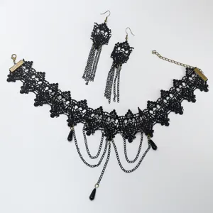 Détail de l'ensemble ras-de-cou et boucles d'oreilles en dentelle noire avec chaînes en bronze.