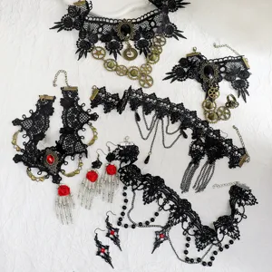 Ensemble de collier ras du cou en dentelle noire gothique avec engrenages et roses rouges.