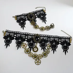 Ensemble ras du cou et bracelet en dentelle noire style steampunk avec engrenages et gemmes.