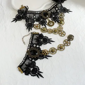 Ensemble de bijoux collier ras de cou et chaîne de main en dentelle noire gothique steampunk.