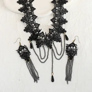 Gros plan sur les details du collier ras de cou en dentelle noire et boucles d'oreilles.