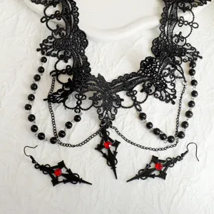 Collier ras de cou en dentelle noire avec pendentif pierre rouge et boucles d'oreilles.