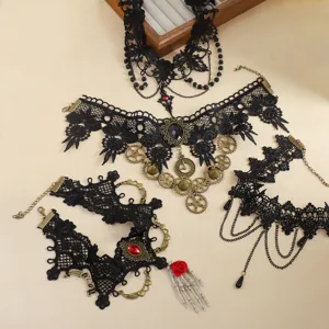 Ensemble de collier et bracelet en dentelle noire gothique, style steampunk vintage avec pierres précieuses.