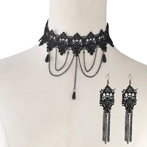 Ensemble de collier choker en dentelle noire et boucles d'oreilles style gothique.