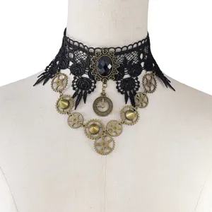 Détail de collier ras du cou en dentelle noire style steampunk, engrenages bronze et horloge.