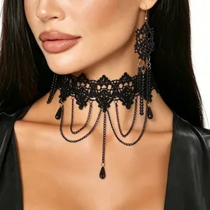 Ensemble de collier ras du cou en dentelle noire et boucles d'oreilles tendance chic.