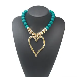 Collier chaîne clavicule perles acrylique grand cœur doux et cool exagéré détail.