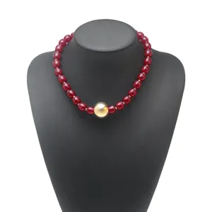 Rote Harzperlen Halskette mit goldener Kugel in der Mitte, modischer Sommer Statement Schmuck.