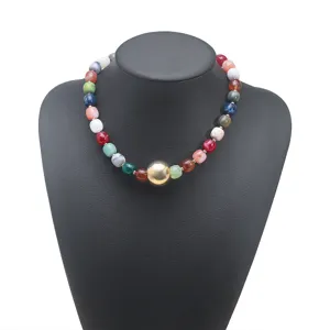Bunte Perlenkette mit großer goldener Kugel als Anhänger, stilvoller Modeschmuck für den Sommer.