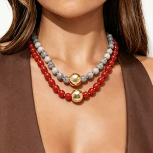 Mehrlagige Harz Perlenkette mit goldenen Kugel Statement Schmuck für modischen Sommerschnitt.