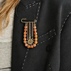 Broche épingle de sécurité en perles acrylique dopamine faite main détail de bijoux.