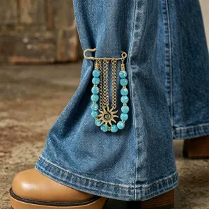 Broche épingle de sûreté vintage avec perles turquoise et pendentif soleil denim.