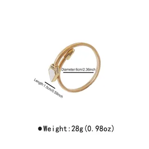 Brazalete de serpiente dorado con resorte y detalle de cabeza geométrica, elegante y ajustable.