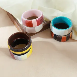 Bracciale rigido largo in acrilico con blocco di colore retro per donna moda chic.