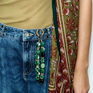 Détail de porte-clés en perles acrylique, charm de sac à main élégant et fait main.
