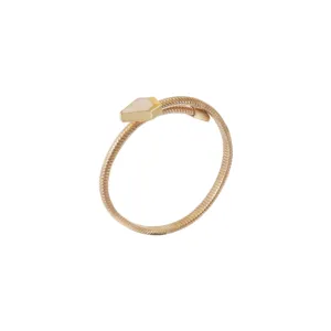 Brazalete abierto de serpiente chapado en oro exquisito, diseño de joyería de lujo.