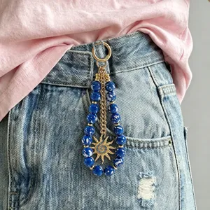 Pendentif de taille en perles bleues fait main avec breloque soleil dorée, accessoire acrylique.