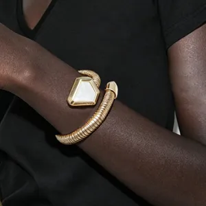 Brazalete abierto de resorte de serpiente dorada con piedra blanca geometrica joyeria de moda