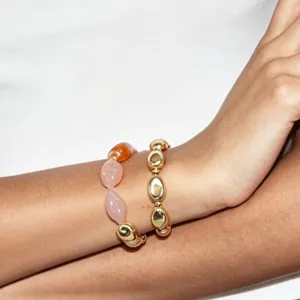 Meraviglioso bracciale artigianale con pietre irregolari e perle dorate dettaglio.