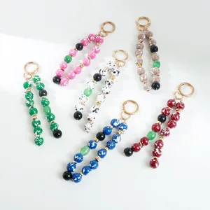 Pendentif de sac en perles d'acrylique colorées et porte-clés accessoire détail vue