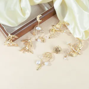 Detailansicht französischer Vintage Perlen Frieden Taube Gold Ohrringe, eleganter Modeschmuck.