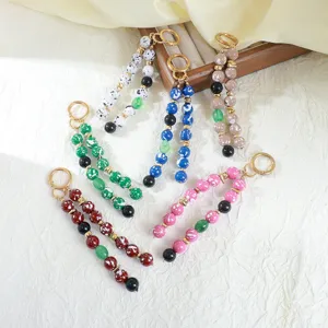 Vue détaillée de porte-clés en perles acryliques colorées, style dopamine tendance.