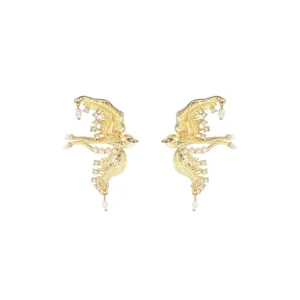 Detailaufnahme von französischen Retro-Goldtauben-Ohrringen mit funkelnden Kristallen und Perlen.