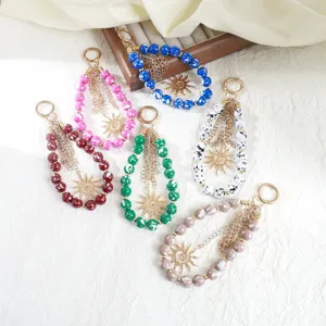 Porte-clés de sac en perles acryliques faits à la main colorés avec pendentif soleil.