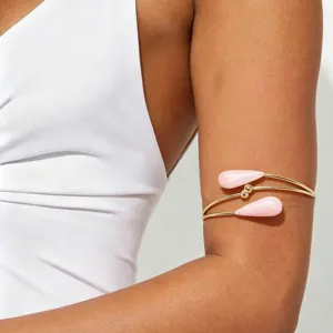 Goldener Metall Armreif mit rosa Tropfen Anhänger verstellbarer Oberarm Armband für Damen.