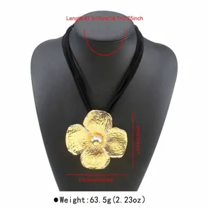 Gedetailleerd overzicht van de opvallende grote gouden bloemhangerketting met zwart koord.