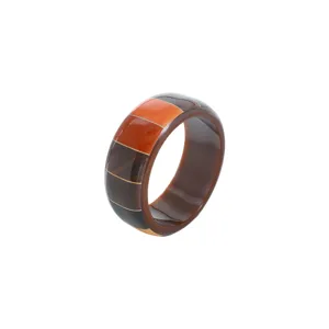 Primo piano dettagliato di un bracciale in resina acrilica rigato con motivi chic.