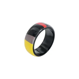 Primo piano dettagliato di un ampio anello colorato in resina, gioiello acrilico a righe.
