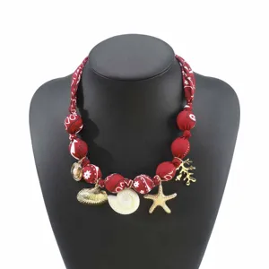 Rote Stoffperlen Halskette mit goldenen Seestern und Muschel Anhängern, vintage Ozean Stil.
