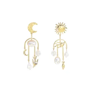 Französische Vintage asymmetrische Goldohrringe mit Sonne, Mond und feinen Perlendetails.