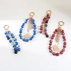 Détail de breloque de sac en perles acryliques, porte-clés coloré style dopamine avec pendentif.
