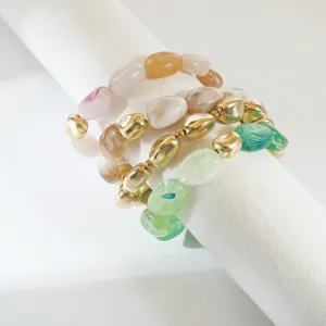 Set di bracciali con perline in acrilico irregolare chic, gioielli impilati fatti a mano.
