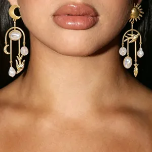 Französische Vintage asymmetrische goldene Ohrringe mit Perlen, Taube und Mondanhängern.