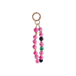 Gros plan détail du pendentif de sac en perles acryliques colorées fait main porte-clés.