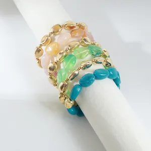Set di bracciali impilabili in acrilico irregolare colorato e perline dorate in stile retrò