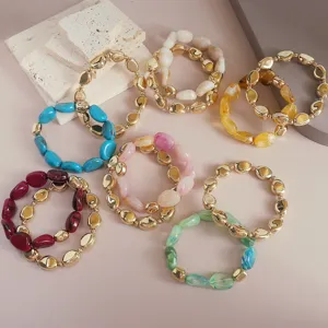 Vista dettagliata di bracciali con perline in acrilico irregolare colorato, rétro.