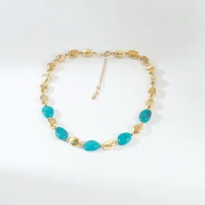 Collana di perle irregolari retrò da donna, elegante gioiello in oro e turchese chic.