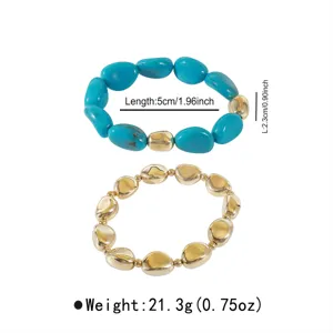 Scatto di dettaglio di bracciali di perle irregolari turchesi e oro con dimensioni e peso.
