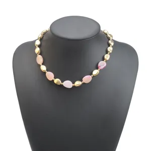 Collana da donna retrò con perline irregolari ed elementi dorati e rosa per un look chic.
