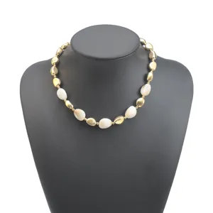 Elegante collana di perle irregolari con perle metalliche dorate e bianche da donna.